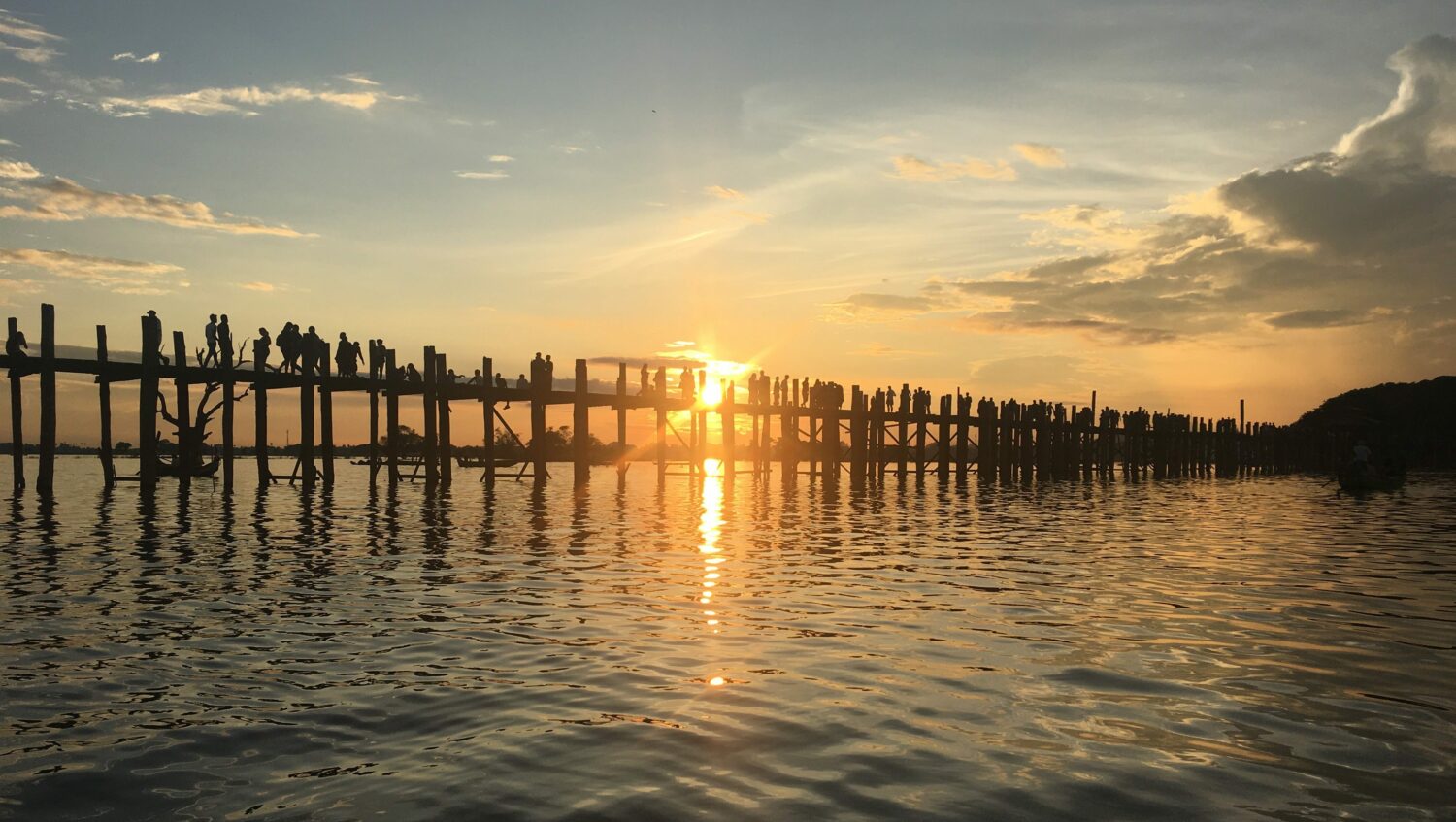 U-Bein broen byder på et ekstra smukt syn ved solnedgang