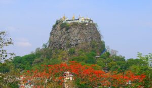 Mount Pipa med det imponerende kloster- og pagodekompleks på toppen af bjerget