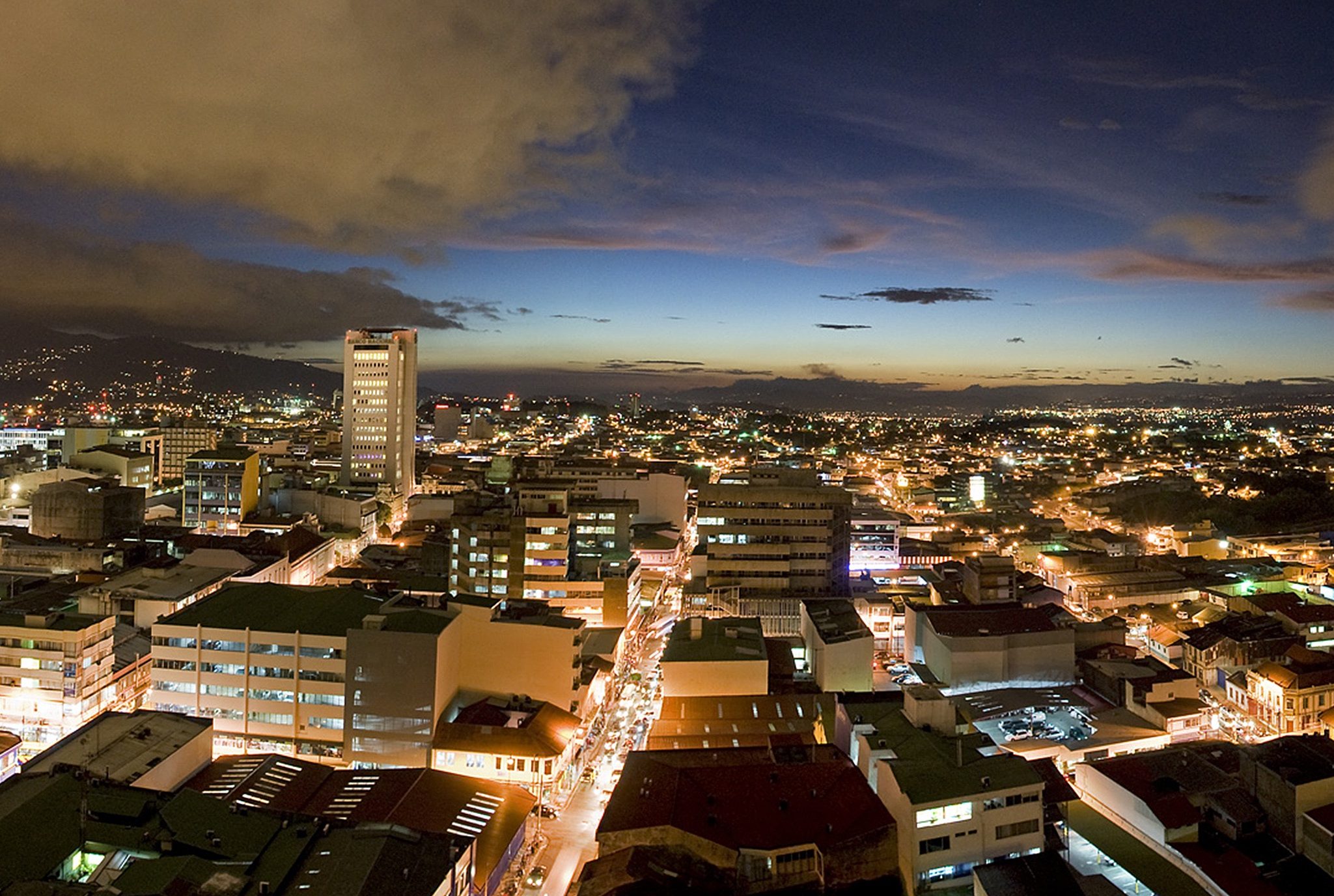 Oplev hovedstaden San Jose ved solnedgang på din Costa Rica rundrejse