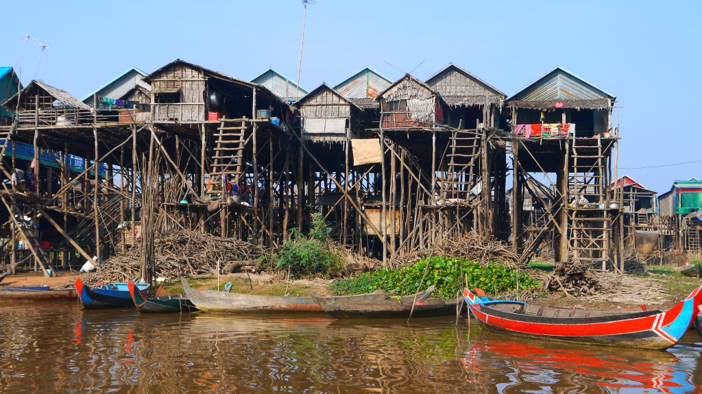 Pæle landsbyer ved Tonle Sap søen i Cambodia