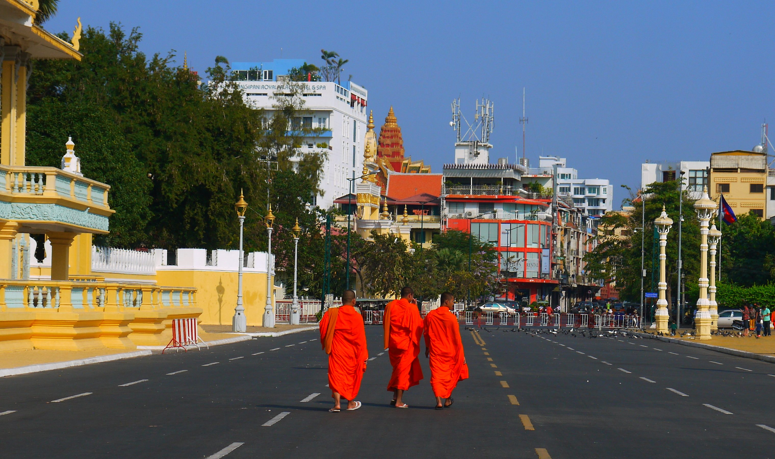 Fredelige munke er et del af det daglige bybillede i Phnom Penh
