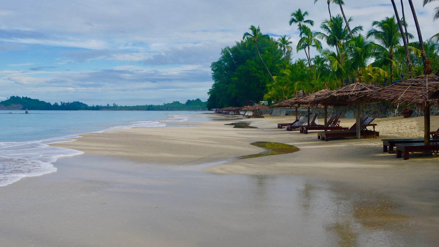Opleb Ngapali stranden ved den Bengalske Bugt på din Myanmar rundrejse