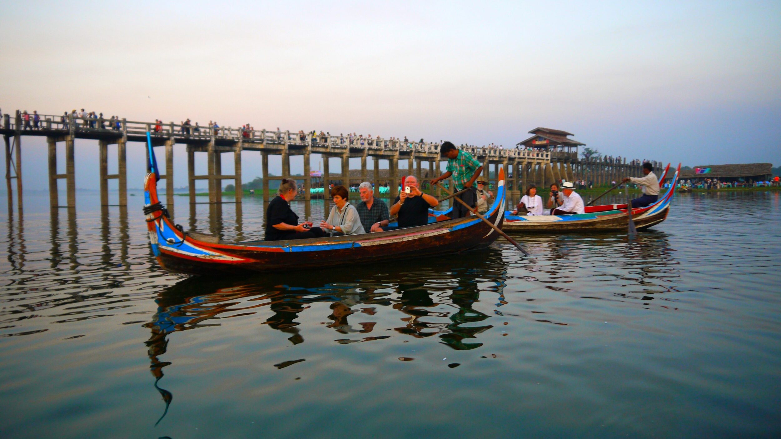 Oplev solnedgangen med sundowners ved verdens længste teaktræsbro på din Myanmar rundrejse