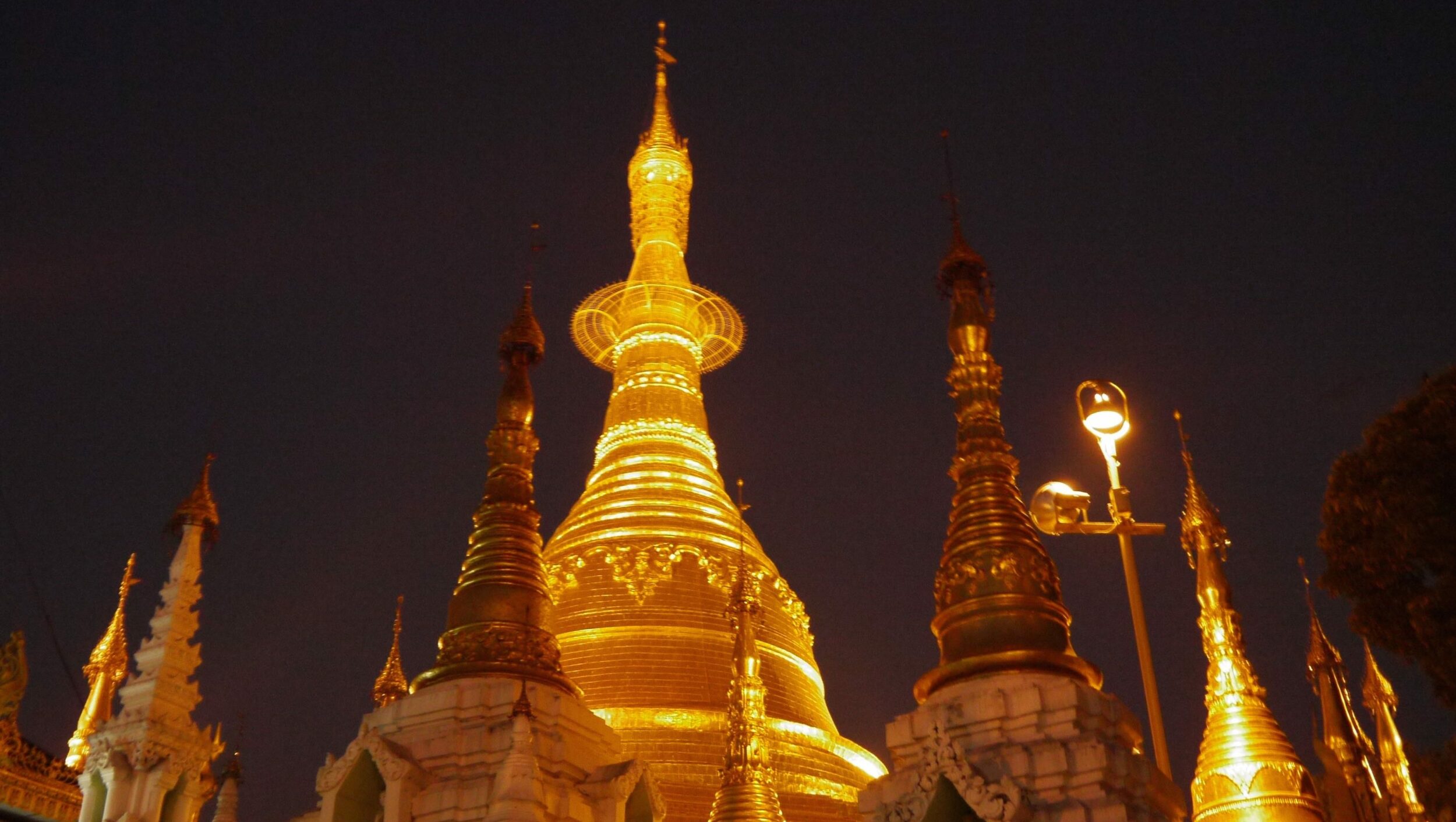 Oplev den gyldne Shwedagon Pagode i Yangon på den Myanmar rundrejse