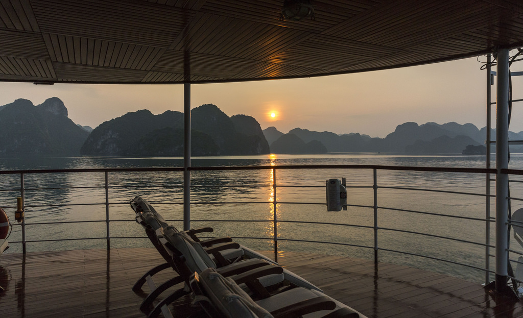 Se den smukke solnedgang på Vietnam Red River Delta flod cruise