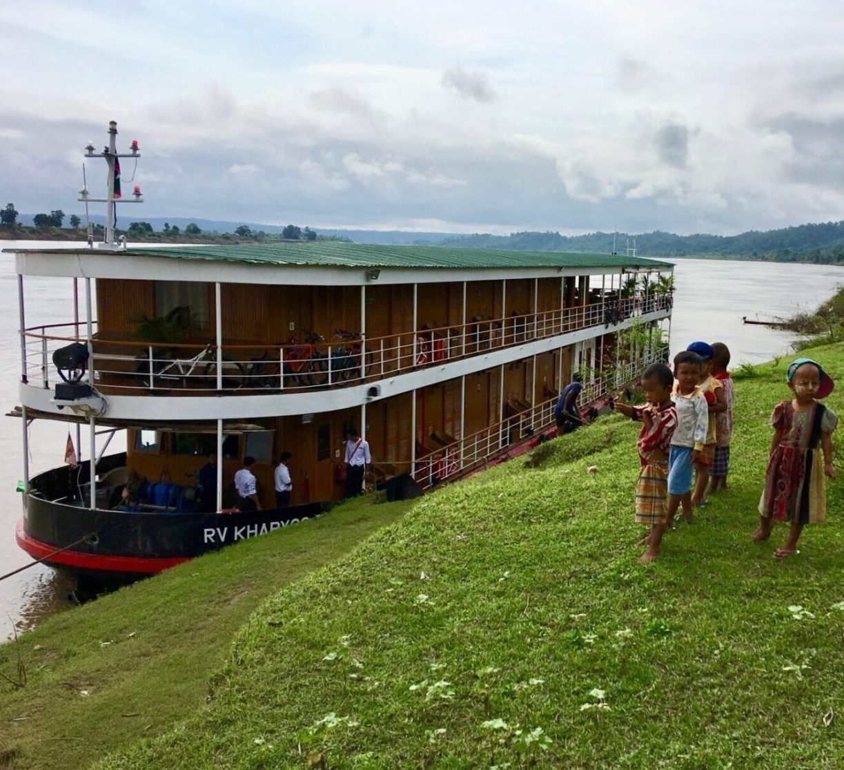 Den fjerne Chindwin flod i Myanmar, som ligger i forlængelse af Irrawaddy floden