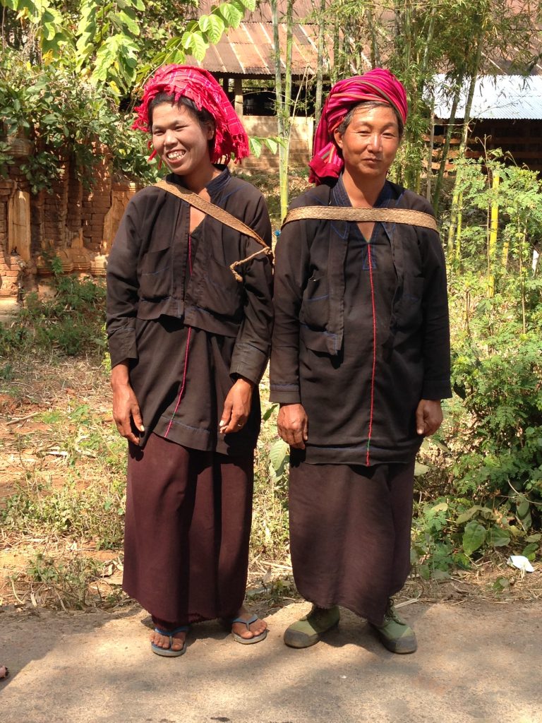 Glade lokale beboere i Indein landsbyen
