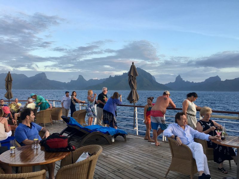 Nyd de smukkeste udsigter fra de udendørs dæk med Windstar Cruises i Fransk Polynesien