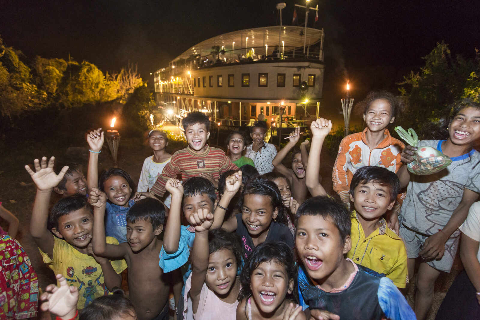 Glade og imødekommende unger på vores flod Cruises i Cambodia