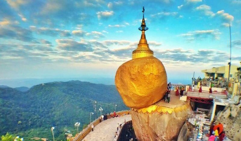 The Golden Rock er et yndet Buddhist pilgrimsområde.