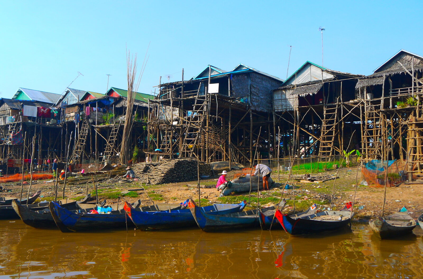 Bysamfundene er bygget på pæle langs og nær Mekong Flodens bredder