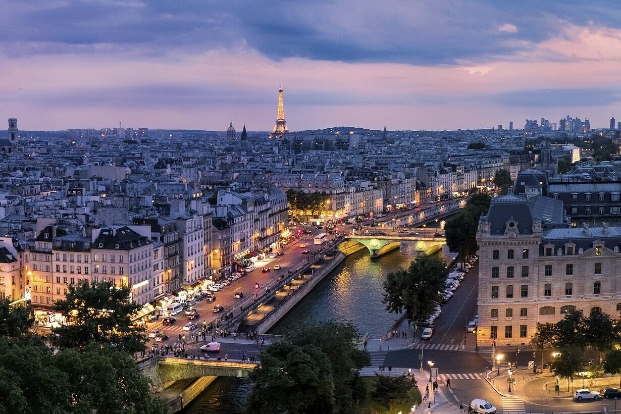 Paris skyline om aftenen