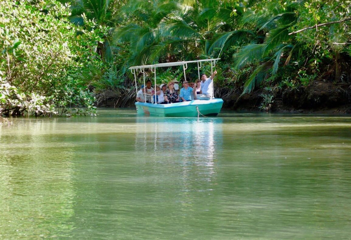 Tortuguero National Park består også af en labyrint af kanaler