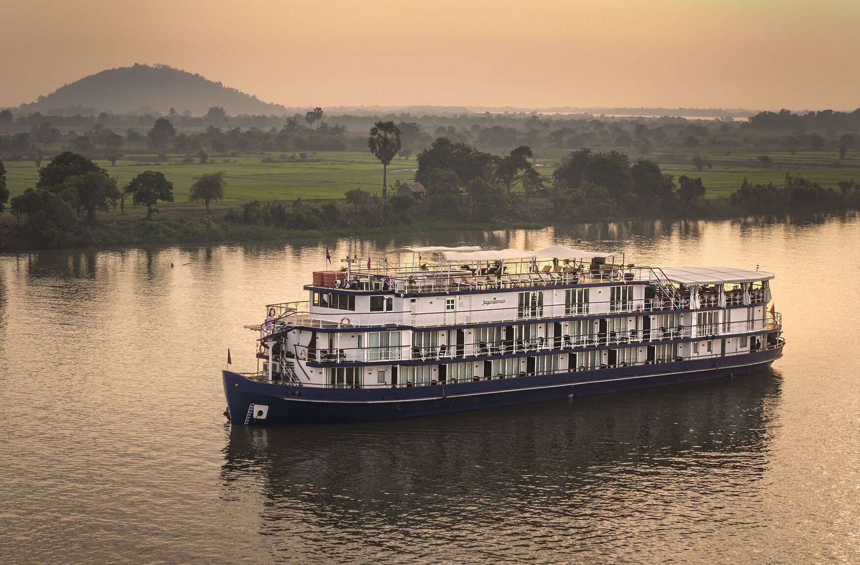 Jayavarman skibet ved solnedgang på Mekong floden